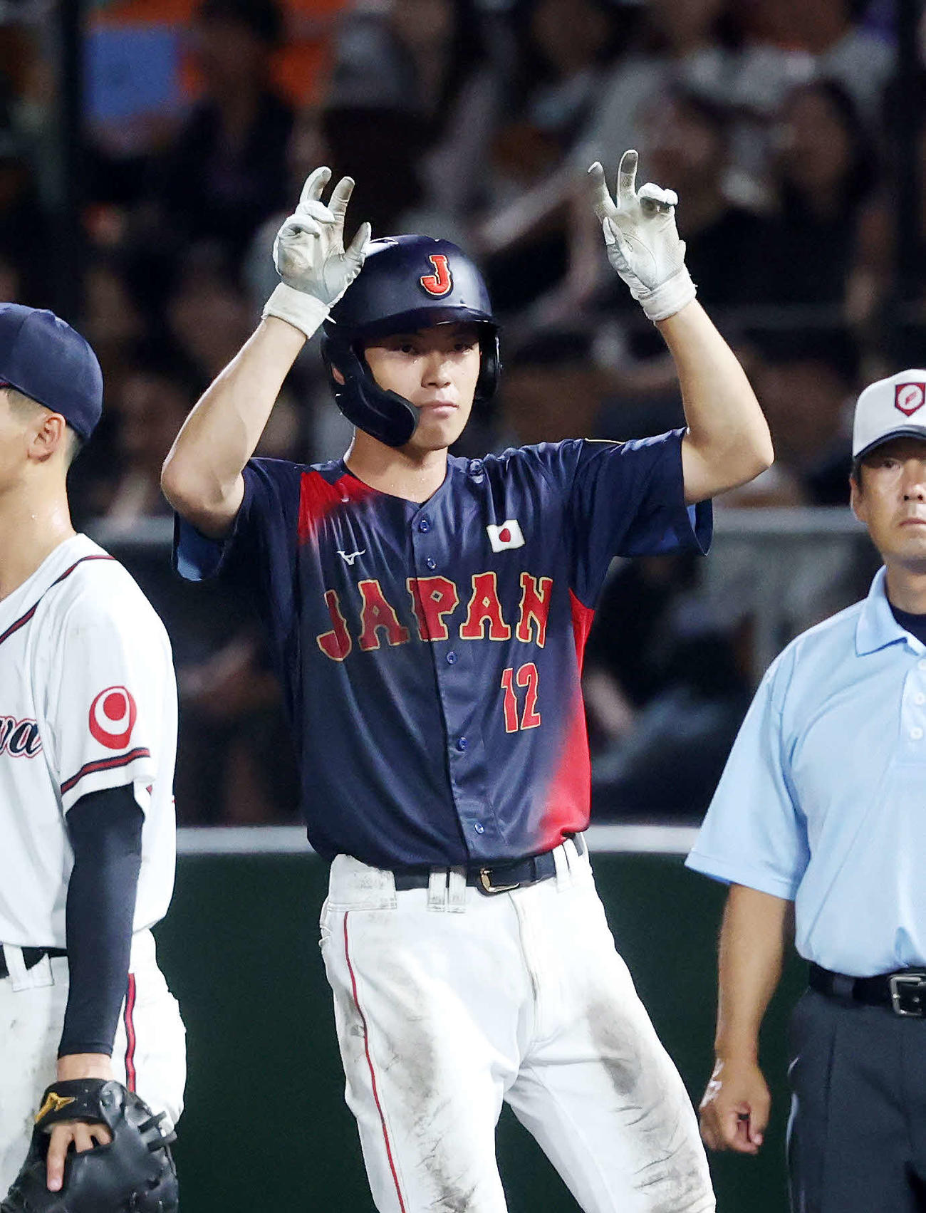 高校日本代表対沖縄県高校選抜　6回表高校日本代表1死一塁、藤森は右前打を放ちポーズを決める（撮影・鈴木正人）