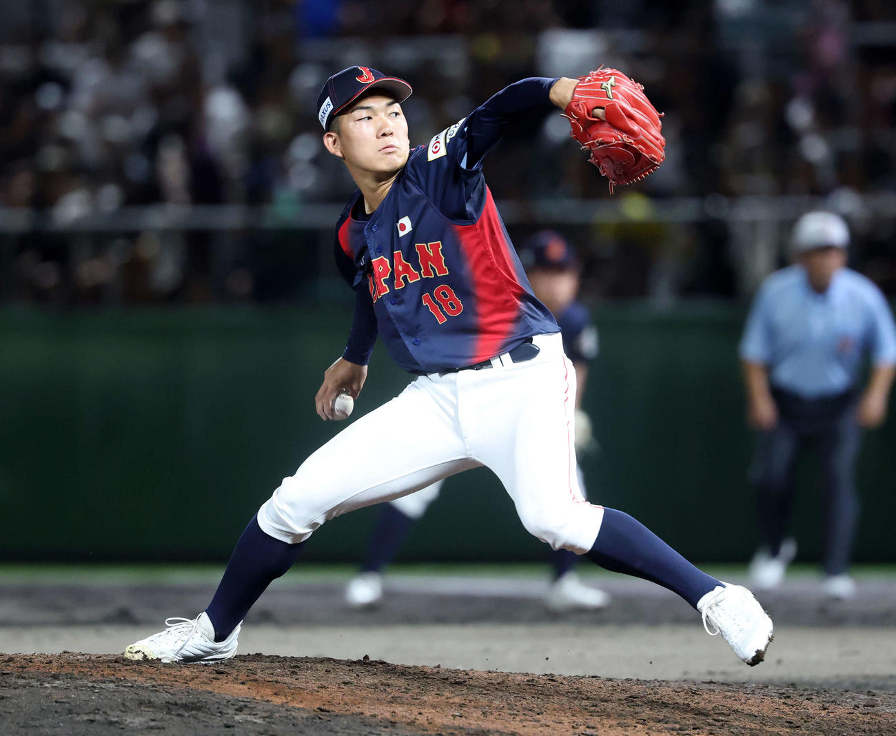 高校日本代表対沖縄県高校選抜　力投する高校日本代表・石垣（撮影・鈴木正人）