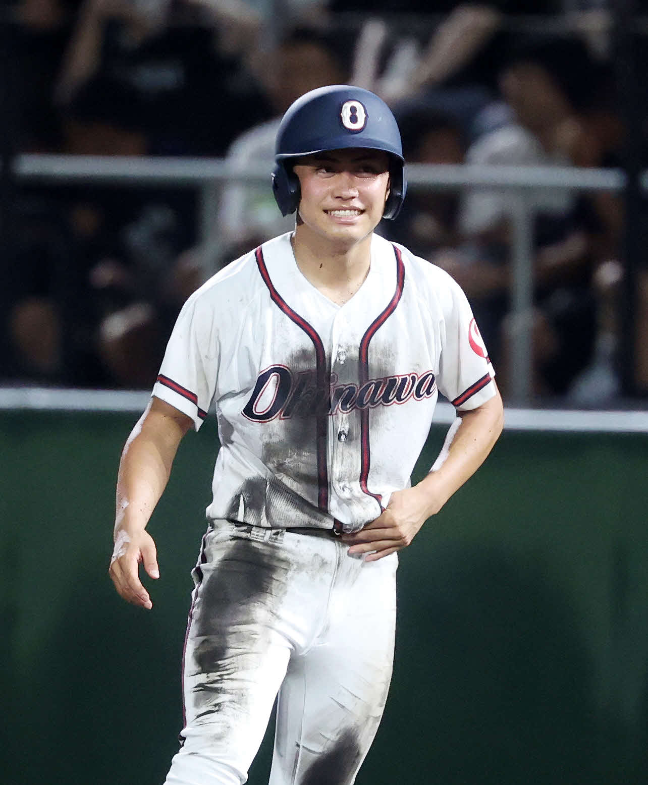 高校日本代表対沖縄県高校選抜　7回裏沖縄県高校選抜1死一、二塁、イーマンは適時内野安打を放ち笑顔を見せる（撮影・鈴木正人）