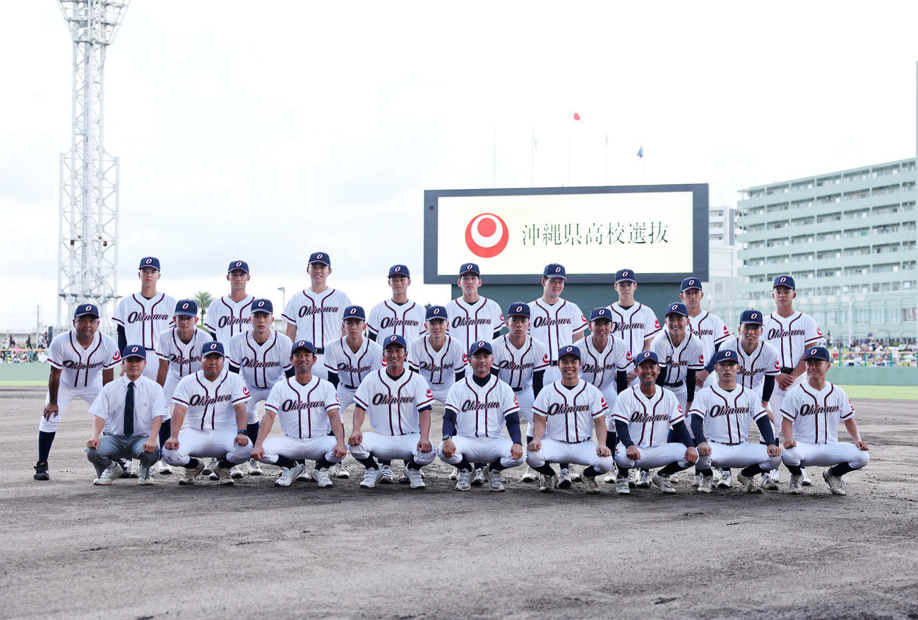 高校日本代表対沖縄県高校選抜　写真に納まる沖縄県高校選抜の選手たち（撮影・鈴木正人）