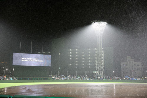 高校日本代表対沖縄県高校選抜　5回表高校日本代表の攻撃時、雨が振り出し中断になる（撮影・鈴木正人）
