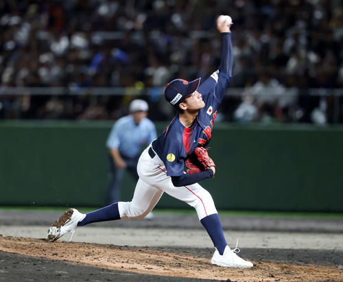 高校日本代表対沖縄県高校選抜　力投する高校日本代表・西村（撮影・鈴木正人）