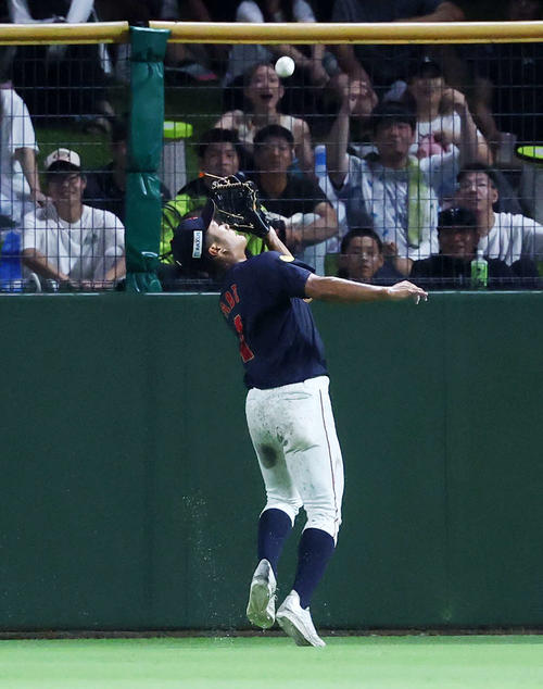 高校日本代表対沖縄県高校選抜　5回裏沖縄県高校選抜無死一塁、新垣瑞の打球を好捕する高校日本代表・阿部（撮影・鈴木正人）