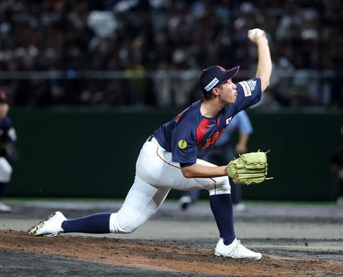 高校日本代表対沖縄県高校選抜　力投する高校日本代表・下重（撮影・鈴木正人）