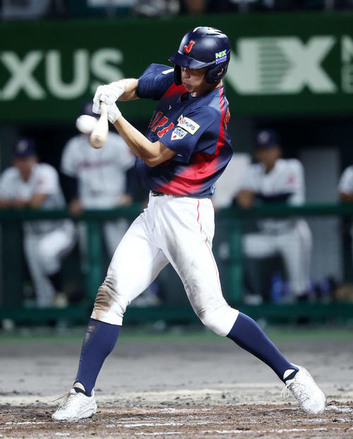 高校日本代表対沖縄県高校選抜　6回表高校日本代表1死一塁、藤森は右前打を放つ（撮影・鈴木正人）