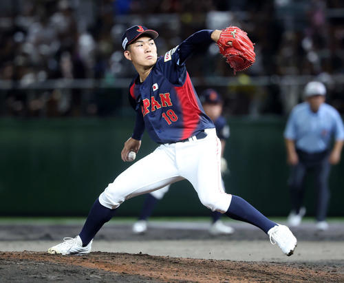 高校日本代表対沖縄県高校選抜　力投する高校日本代表・石垣（撮影・鈴木正人）