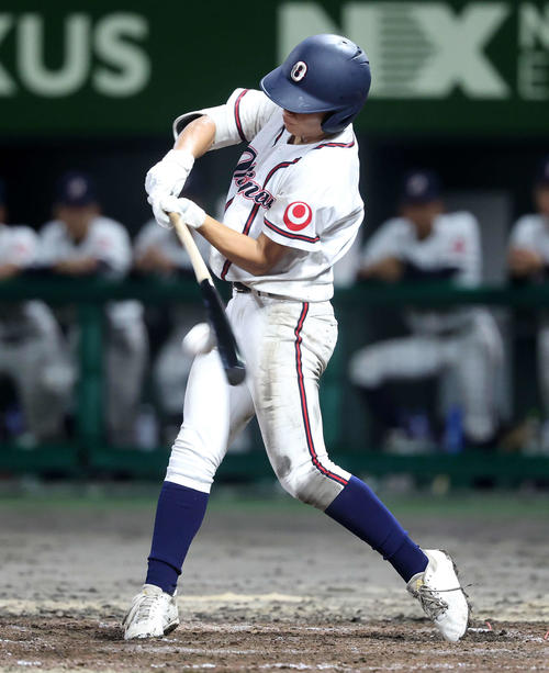 高校日本代表対沖縄県高校選抜　7回裏沖縄県高校選抜1死一、二塁、イーマンは適時内野安打を放つ（撮影・鈴木正人）