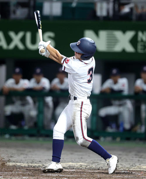 高校日本代表対沖縄県高校選抜　7回裏沖縄県高校選抜1死一、二塁、イーマンは適時内野安打を放つ（撮影・鈴木正人）