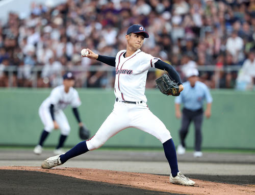高校日本代表対沖縄県高校選抜　力投する沖縄県高校選抜先発の新垣有（撮影・鈴木正人）