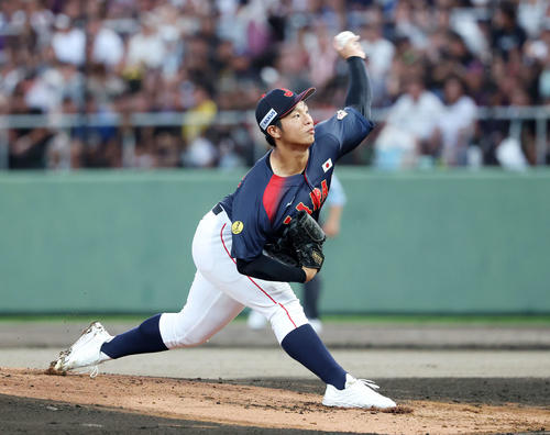 高校日本代表対沖縄県高校選抜　力投する高校日本代表先発の末吉（撮影・鈴木正人）