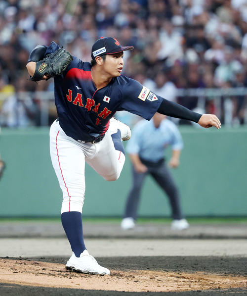 高校日本代表対沖縄県高校選抜　力投する高校日本代表先発の末吉（撮影・鈴木正人）