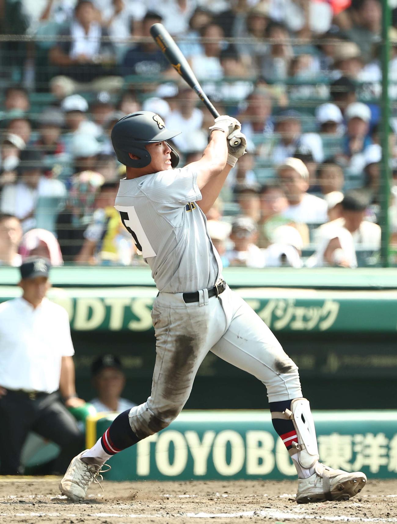8月14日の開星対仙台育英　8回裏仙台育英1死、高田は左中間へソロ本塁打を放つ（撮影・上田博志）