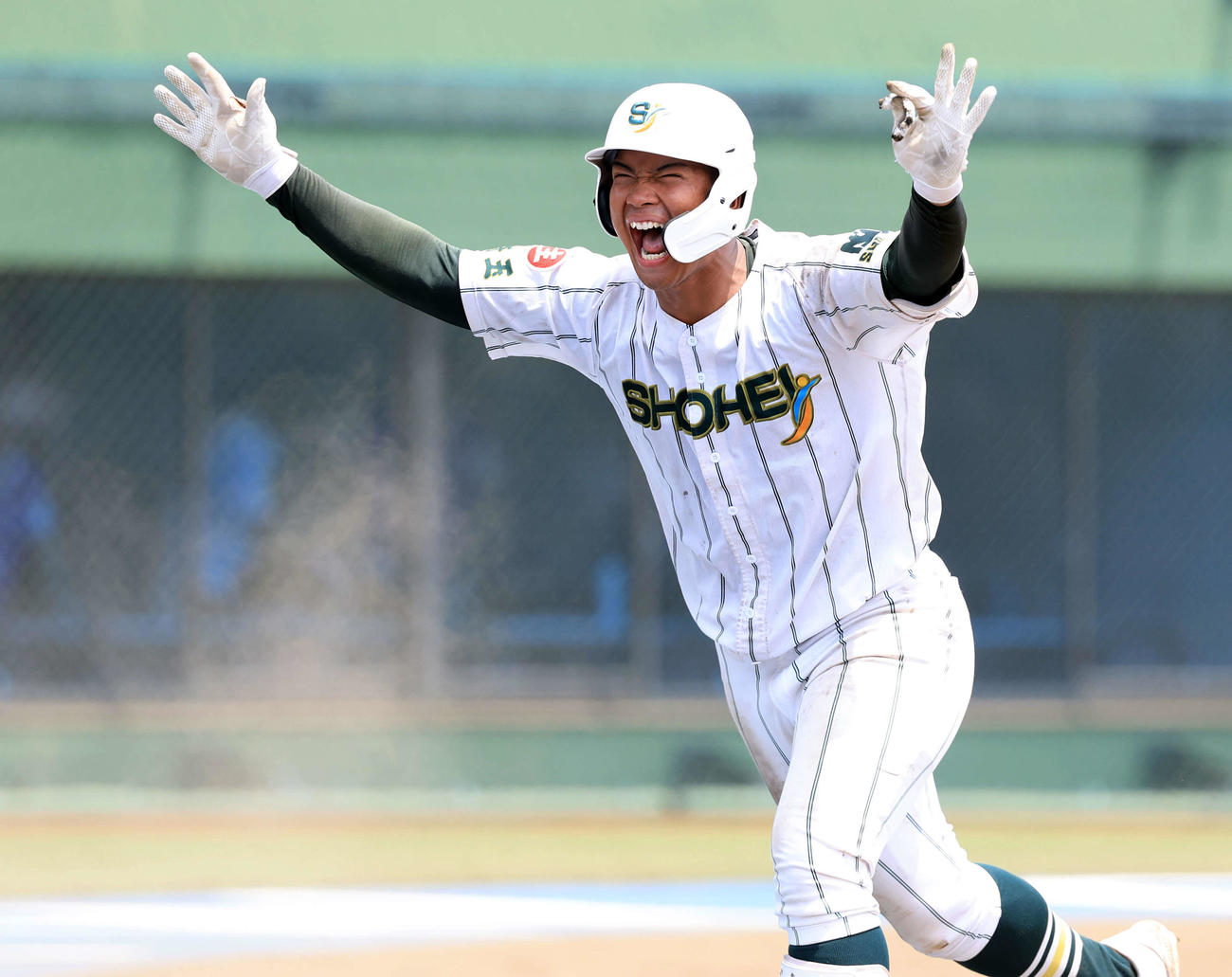 7月27日の叡明対昌平　5回裏昌平2死、桜井は中越えソロ本塁打を放ち、雄たけびを上げてバンザイ（撮影・浅見桂子）