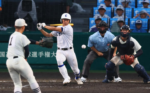 8月11日の豊橋中央対日大三　3回表豊橋中央2死一塁、松井は中前打を放つ。投手近藤（撮影・藤尾明華）