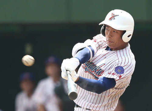 7月25日の叡明対山村学園　4回裏山村学園1死、二塁打を放つ横田（撮影・河田真司）