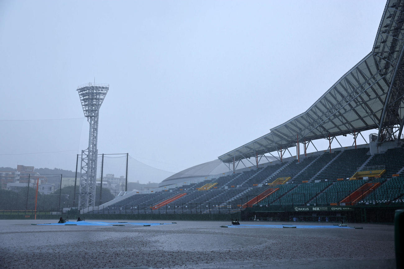 高校日本代表対沖縄県高校選抜　大雨が降り出した沖縄セルラースタジアム那覇（撮影・鈴木正人）