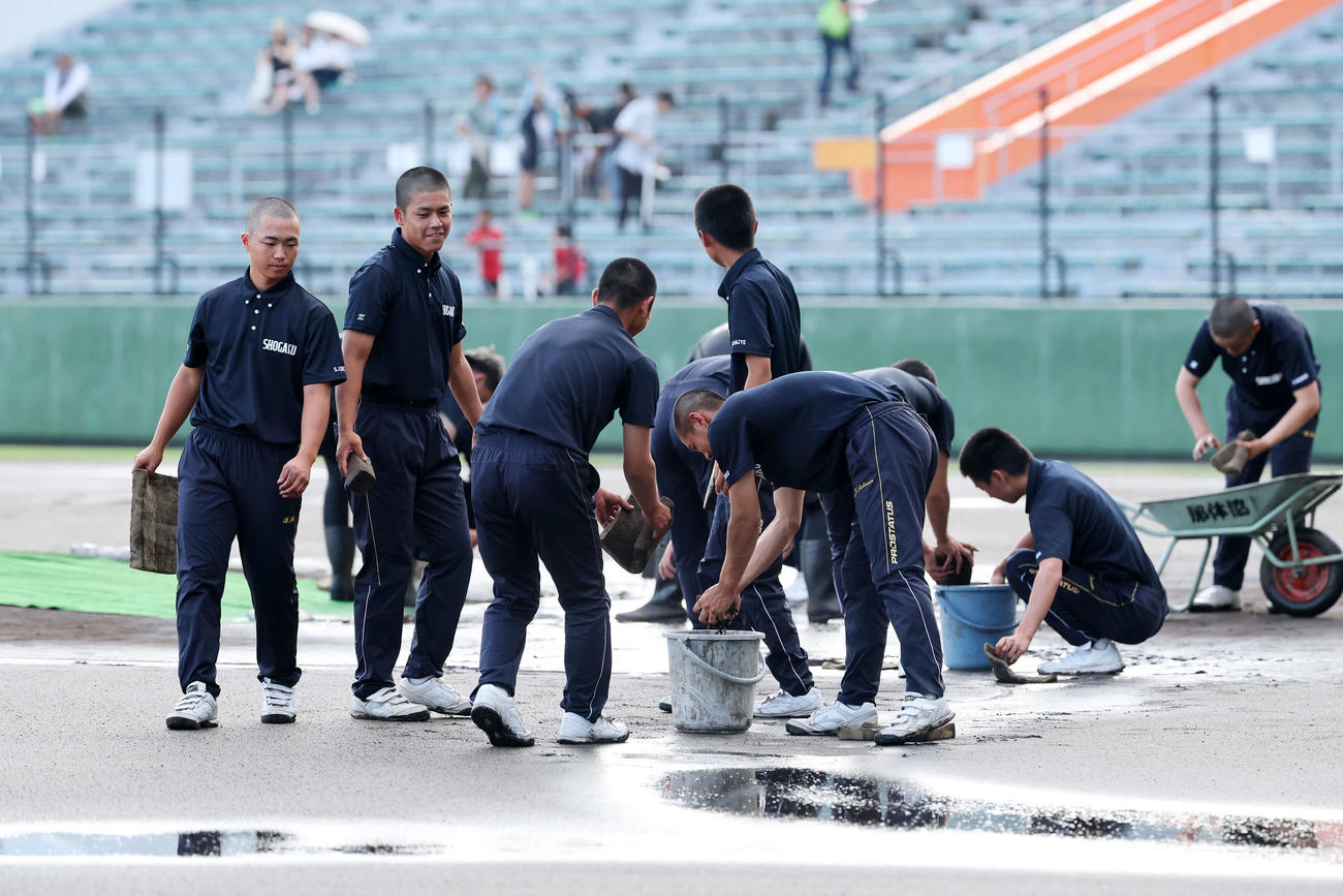 高校日本代表対沖縄県高校選抜　グランド整備する沖縄尚学野球部の選手たち（撮影・鈴木正人）