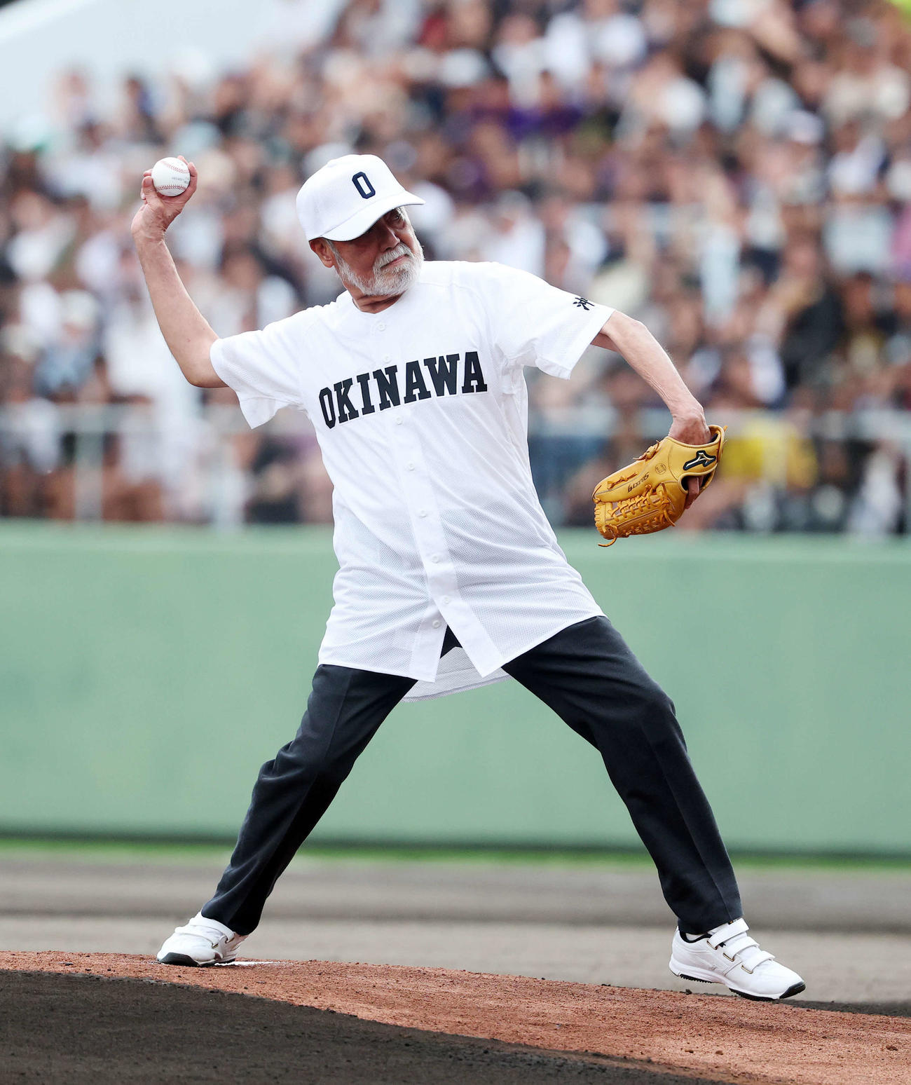 高校日本代表対沖縄県高校選抜　始球式に臨む安仁屋氏（撮影・鈴木正人）