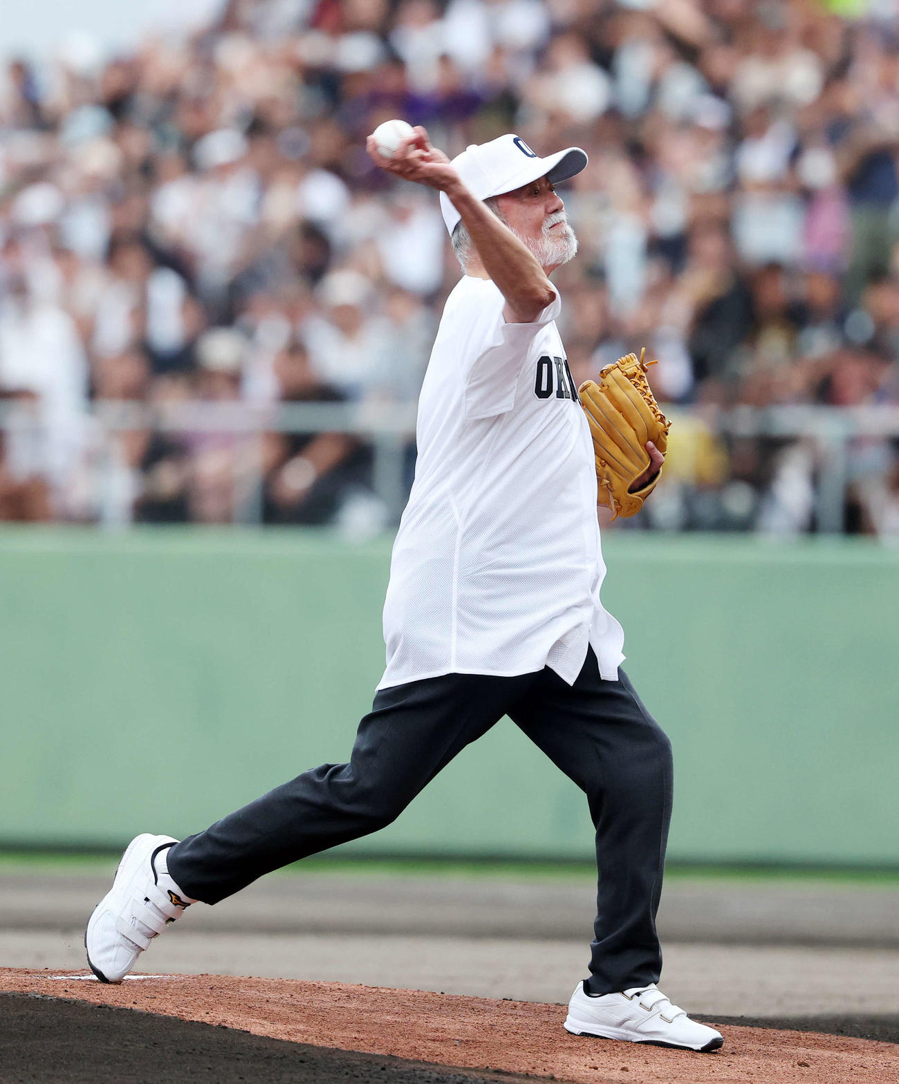 高校日本代表対沖縄県高校選抜　始球式に臨む安仁屋氏（撮影・鈴木正人）