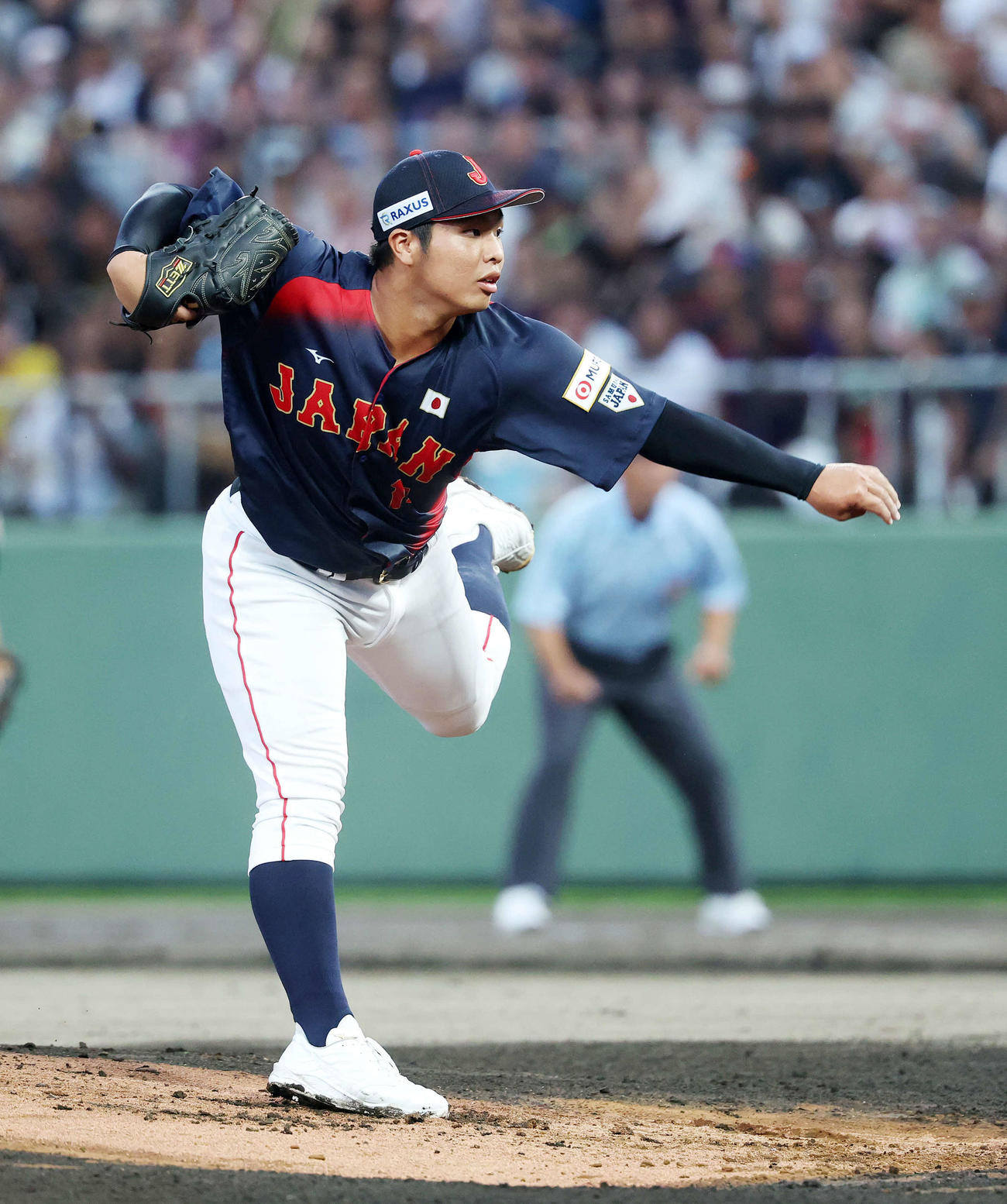 高校日本代表対沖縄県高校選抜　力投する高校日本代表先発の末吉（撮影・鈴木正人）