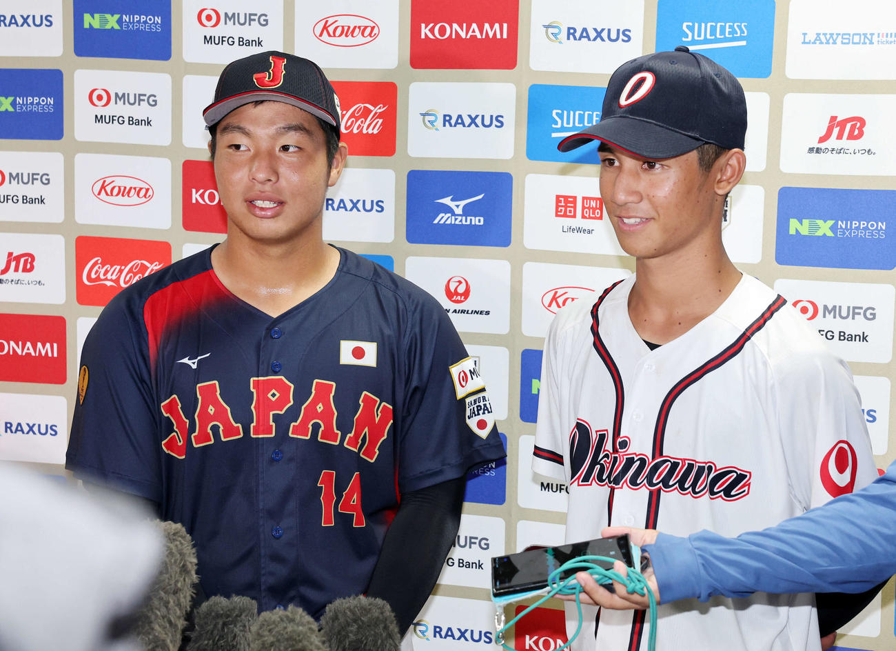 高校日本代表対沖縄県高校選抜　報道陣の質問に答える高校日本代表・末吉（左）と沖縄県高校選抜・新垣（撮影・鈴木正人）
