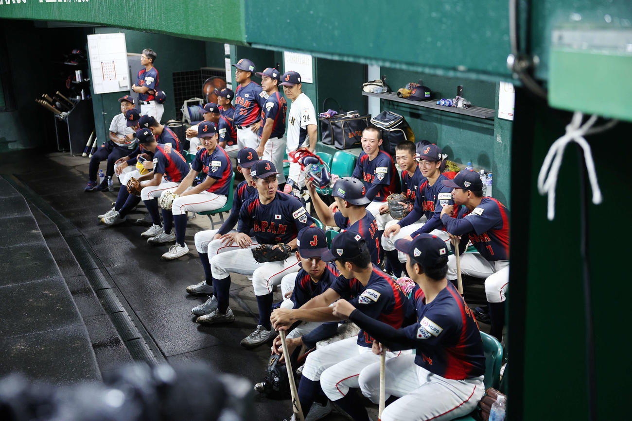 高校日本代表対沖縄県高校選抜　中断中の高校日本代表のベンチ（撮影・鈴木正人）