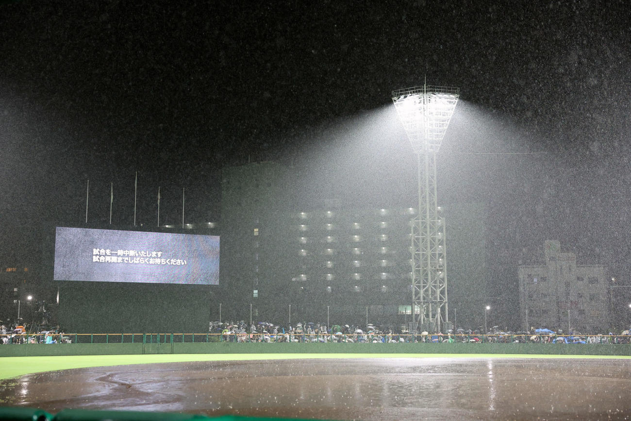 高校日本代表対沖縄県高校選抜　5回表高校日本代表の攻撃時、雨が振り出し中断になる（撮影・鈴木正人）