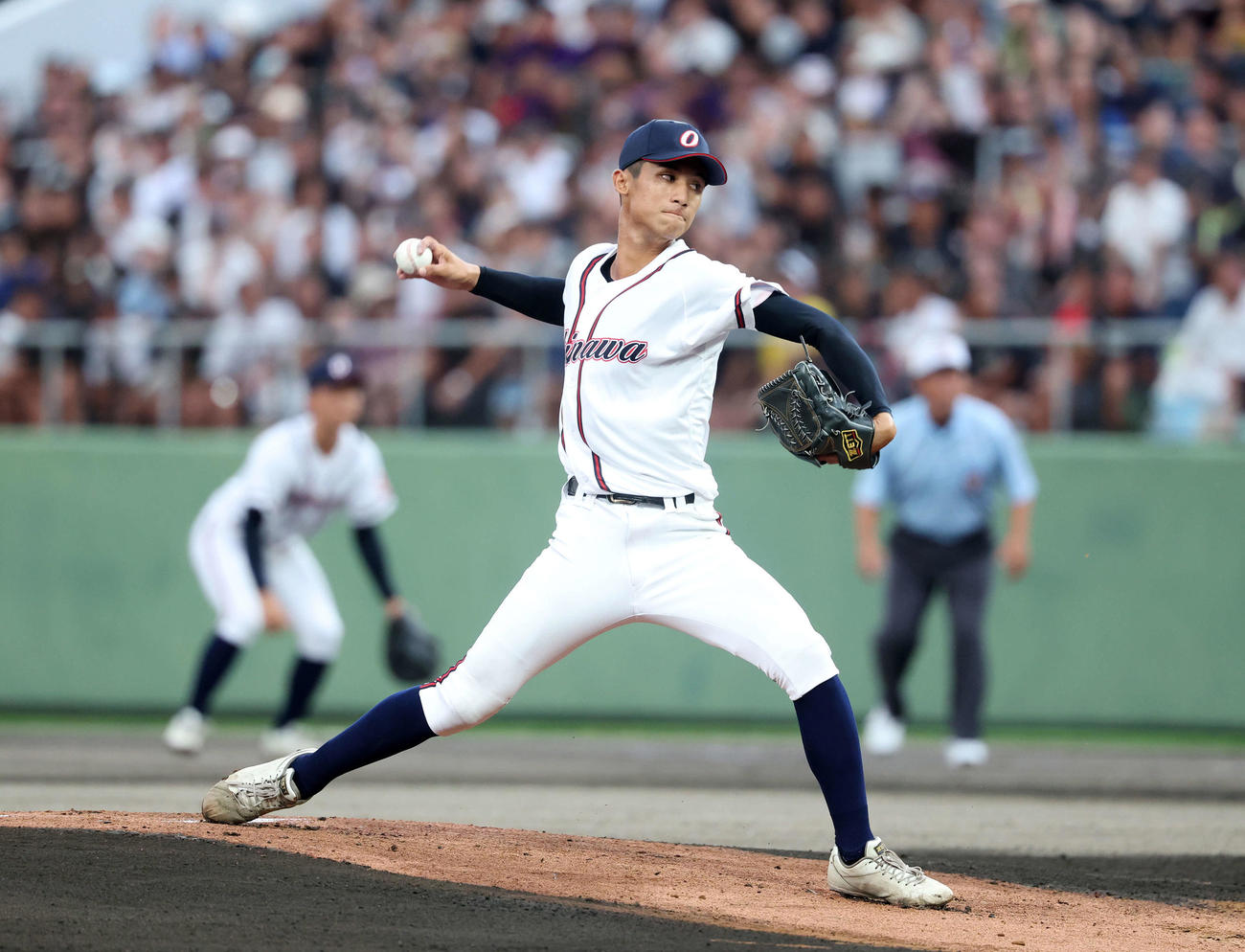 高校日本代表対沖縄県高校選抜　力投する沖縄県高校選抜先発の新垣有（撮影・鈴木正人）