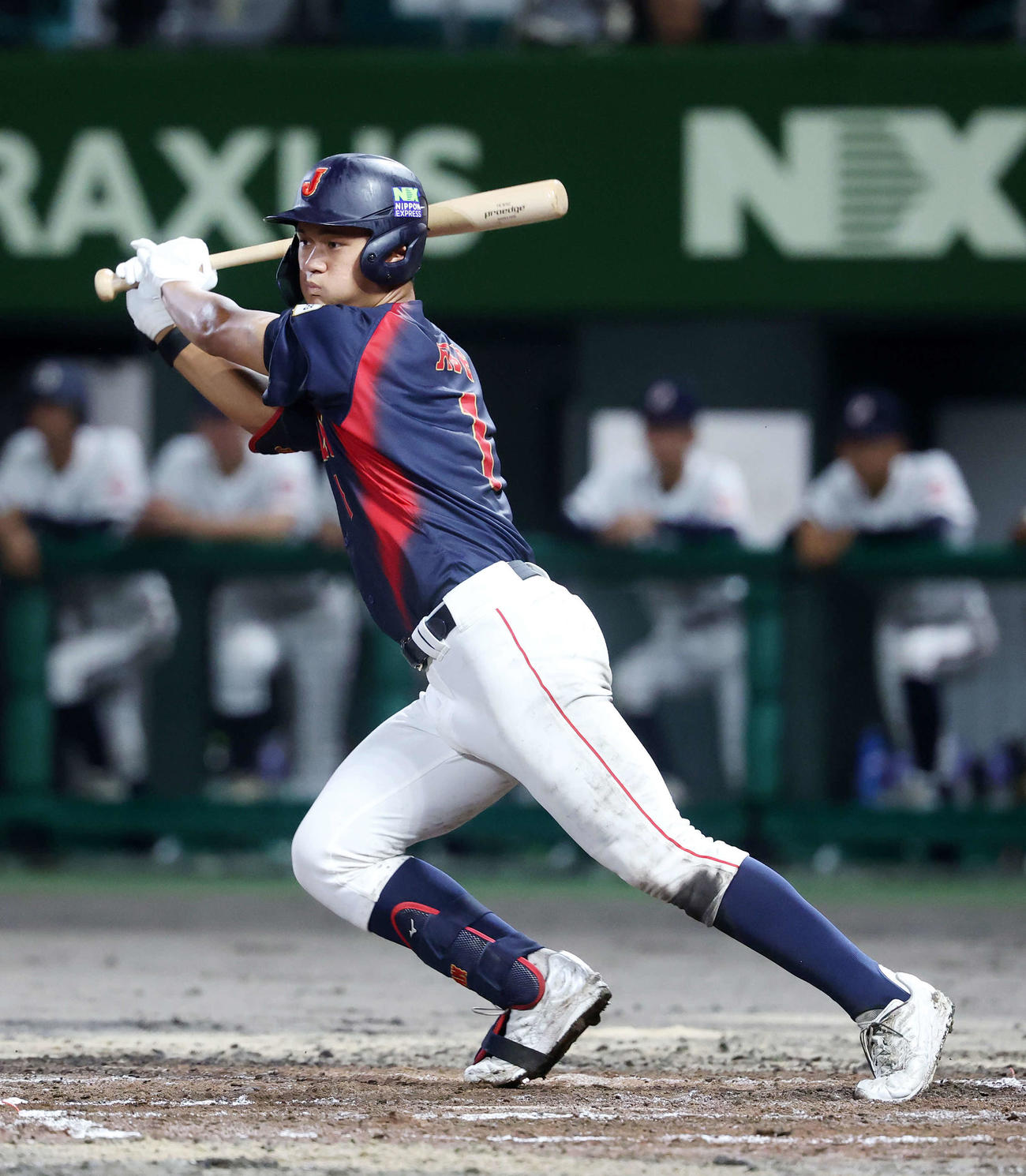 高校日本代表対沖縄県高校選抜　6回表高校日本代表2死一、三塁、阿部は左前適時打を放つ（撮影・鈴木正人）