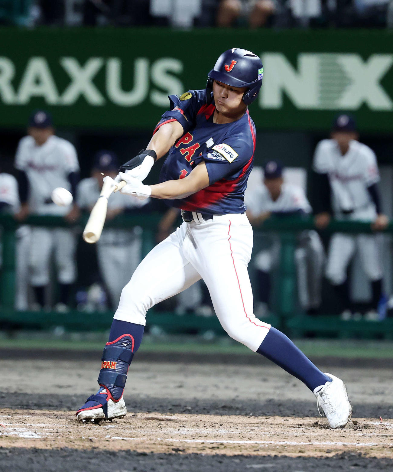 高校日本代表対沖縄県高校選抜　3回表高校日本代表1死満塁、阿部は中前適時打を放つ（撮影・鈴木正人）