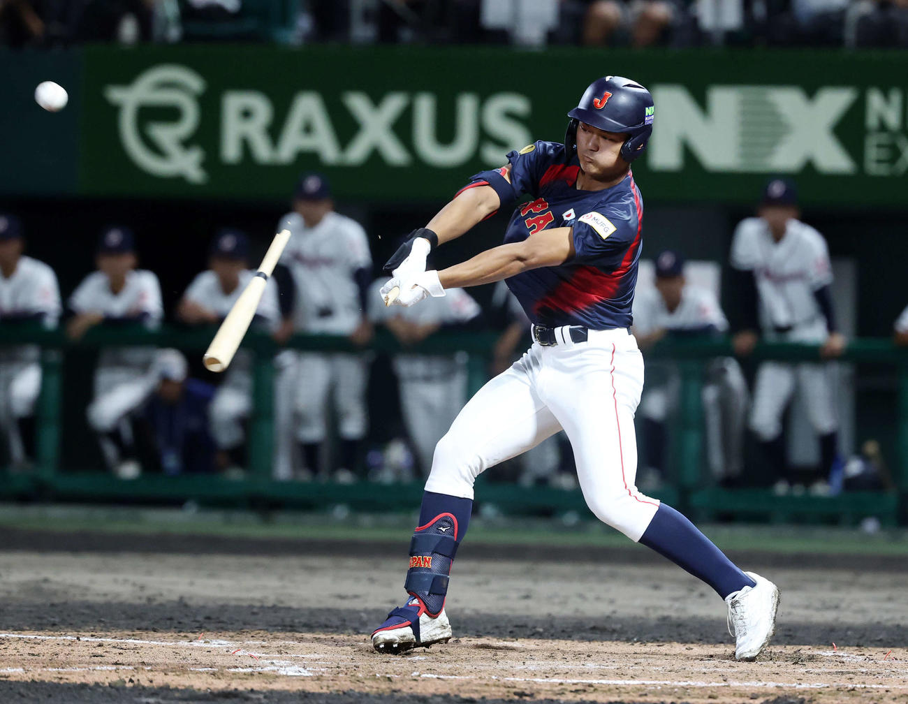 高校日本代表対沖縄県高校選抜　3回表高校日本代表1死満塁、阿部は中前適時打を放つ（撮影・鈴木正人）