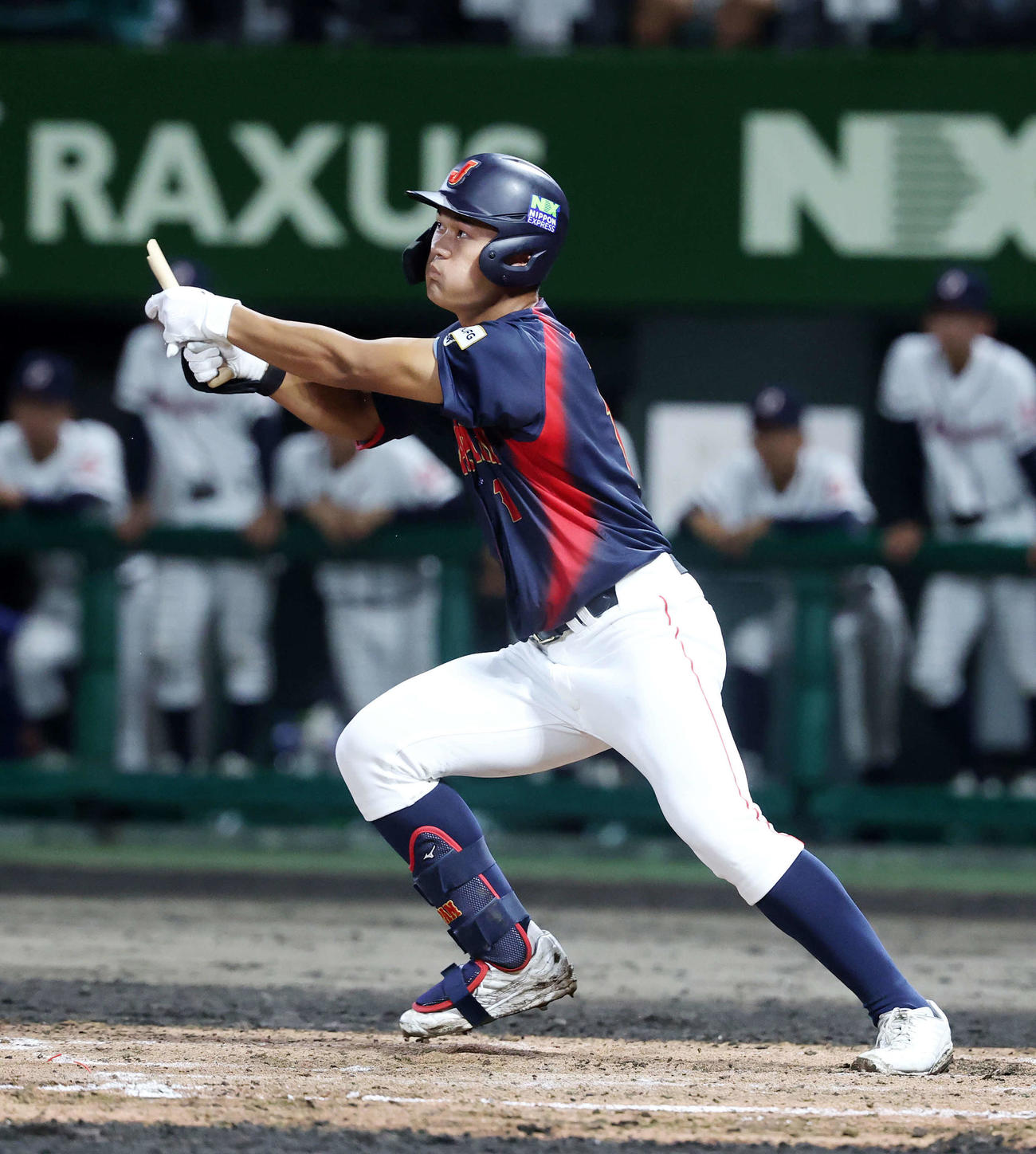 高校日本代表対沖縄県高校選抜　3回表高校日本代表1死満塁、阿部は中前適時打を放つ（撮影・鈴木正人）