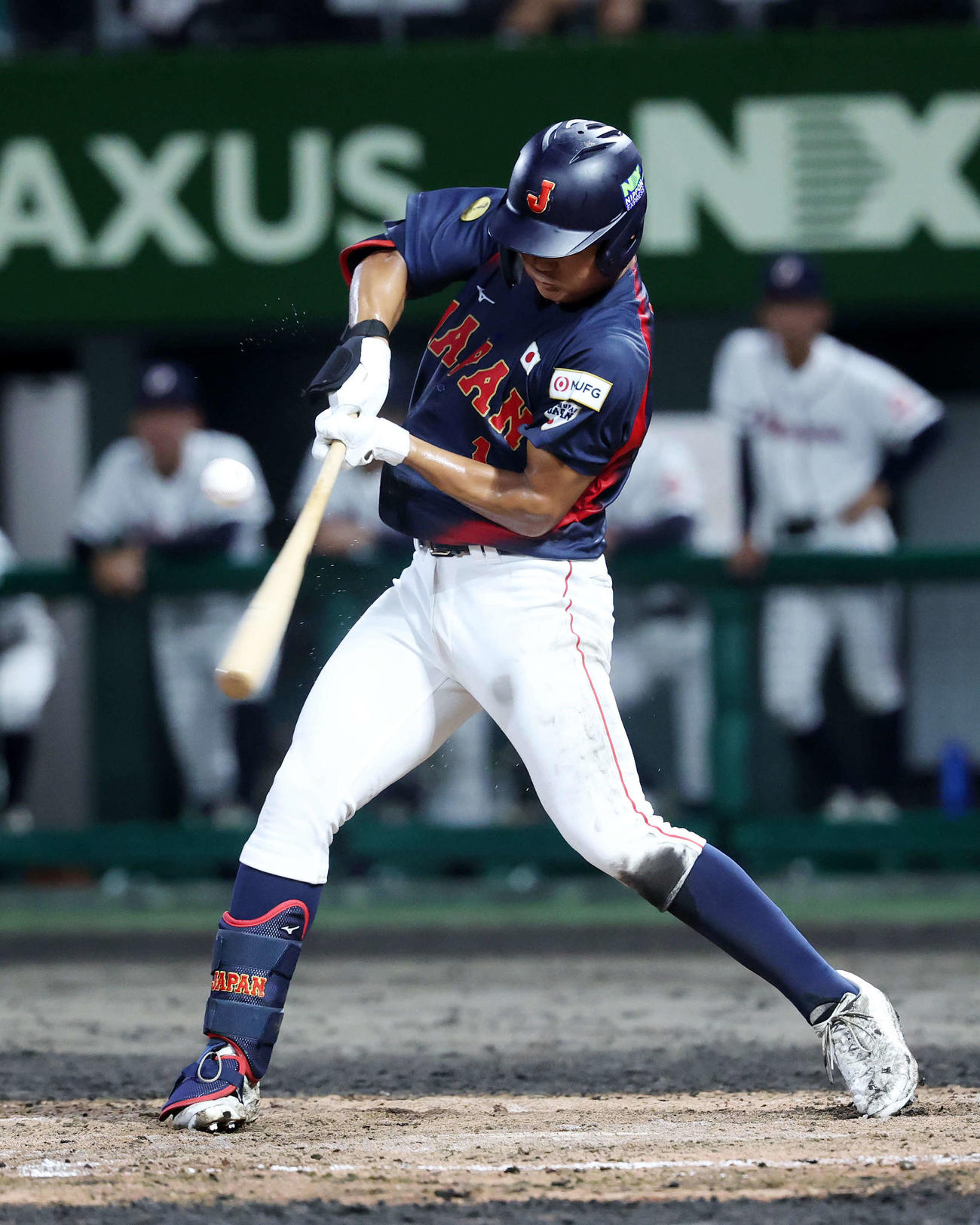 高校日本代表対沖縄県高校選抜　5回表高校日本代表1死一塁、阿部は左前打を放つ（撮影・鈴木正人）