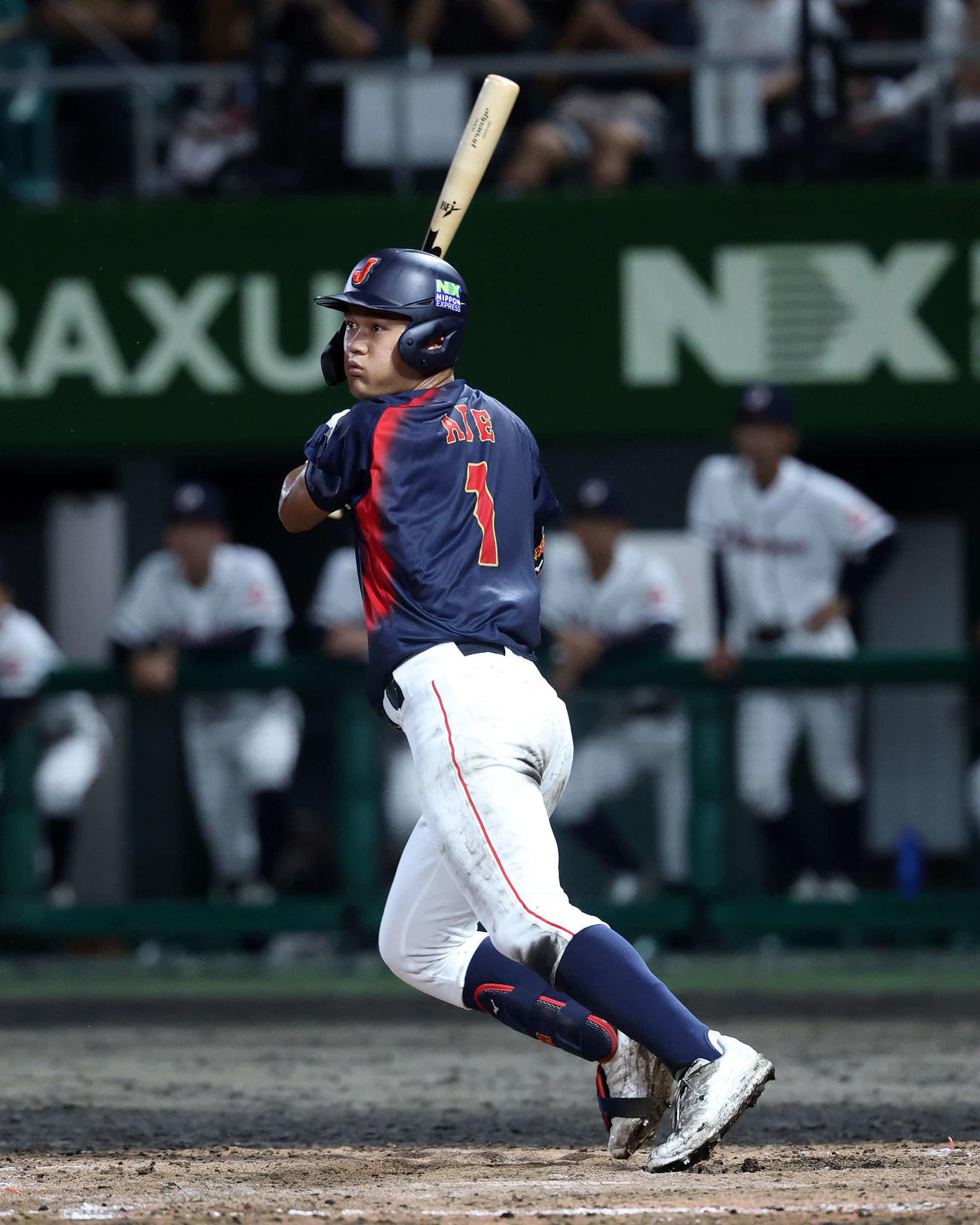 高校日本代表対沖縄県高校選抜　5回表高校日本代表1死一塁、阿部は左前打を放つ（撮影・鈴木正人）