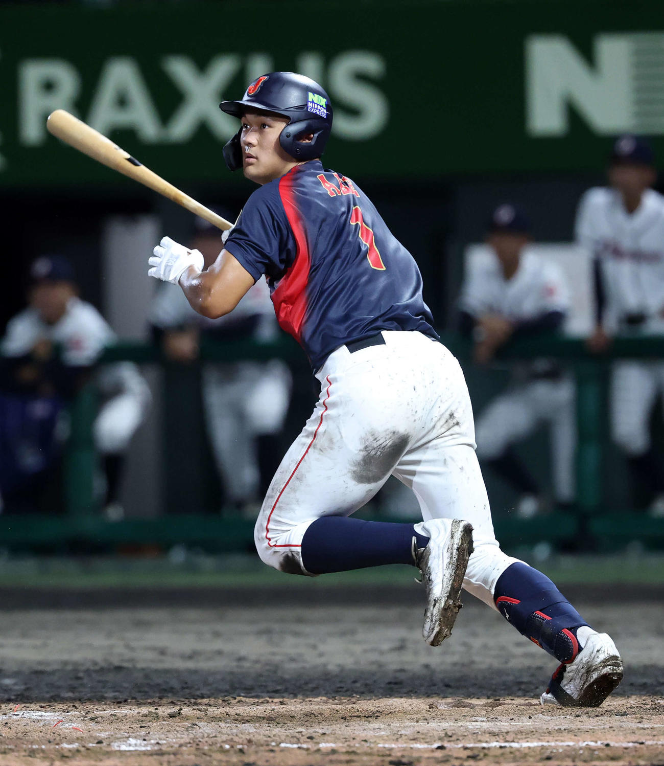 高校日本代表対沖縄県高校選抜　5回表高校日本代表1死一塁、阿部は左前打を放つ（撮影・鈴木正人）