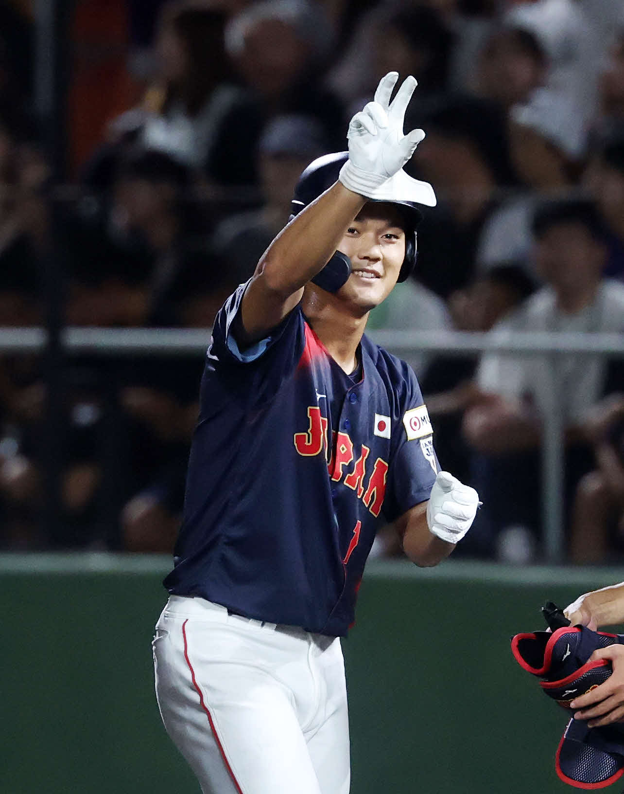 高校日本代表対沖縄県高校選抜　5回表高校日本代表1死一塁、阿部は左前打を放ちポーズを決める（撮影・鈴木正人）