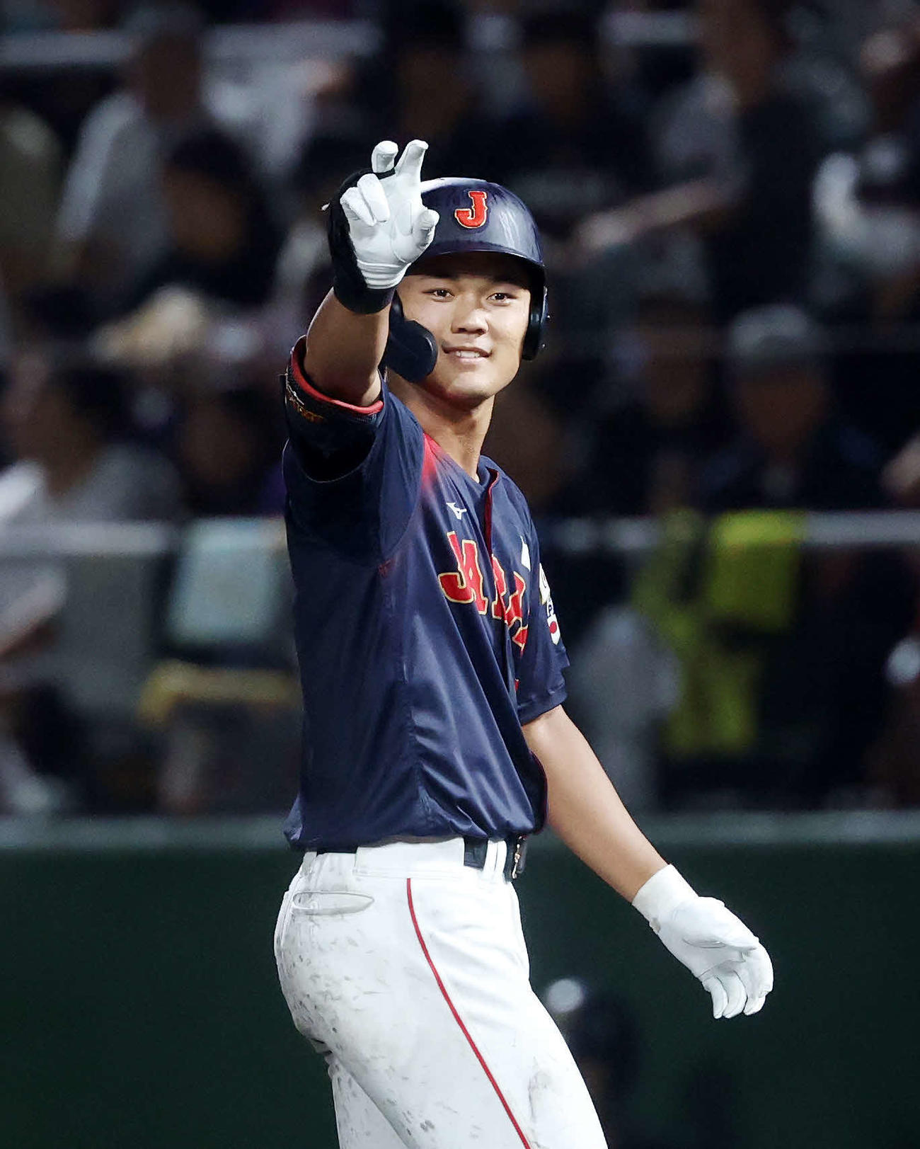 高校日本代表対沖縄県高校選抜　6回表高校日本代表2死一、三塁、阿部は左前適時打を放ちポーズを決める（撮影・鈴木正人）