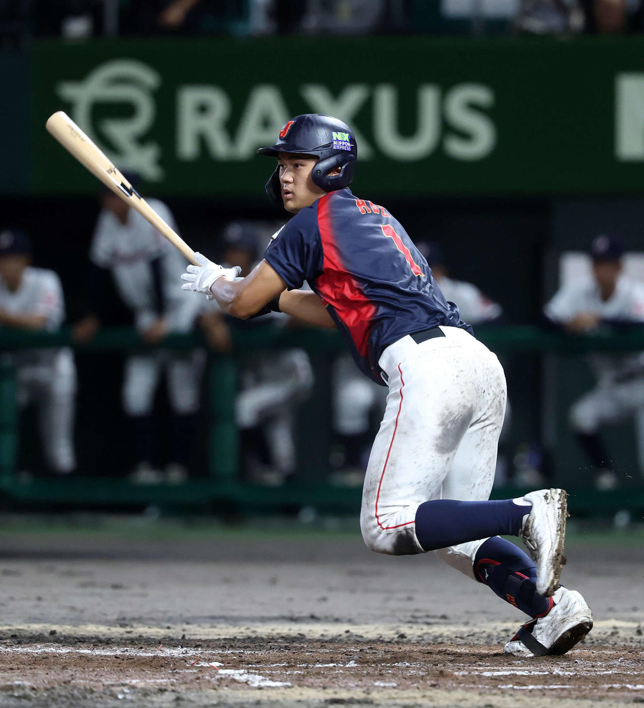 高校日本代表対沖縄県高校選抜　6回表高校日本代表2死一、三塁、阿部は左前適時打を放つ（撮影・鈴木正人）