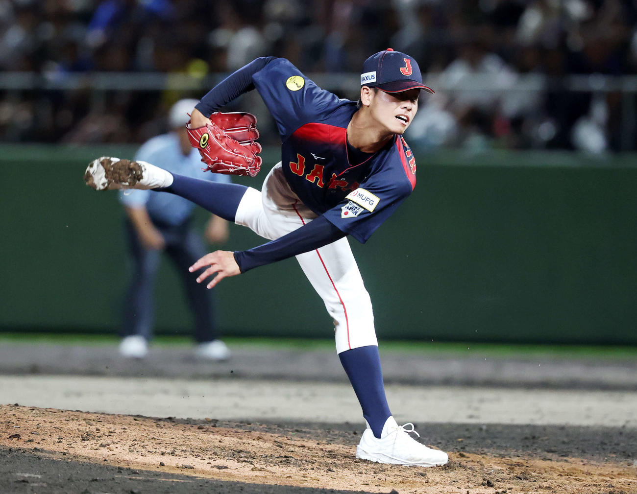 高校日本代表対沖縄県高校選抜　力投する高校日本代表・西村（撮影・鈴木正人）