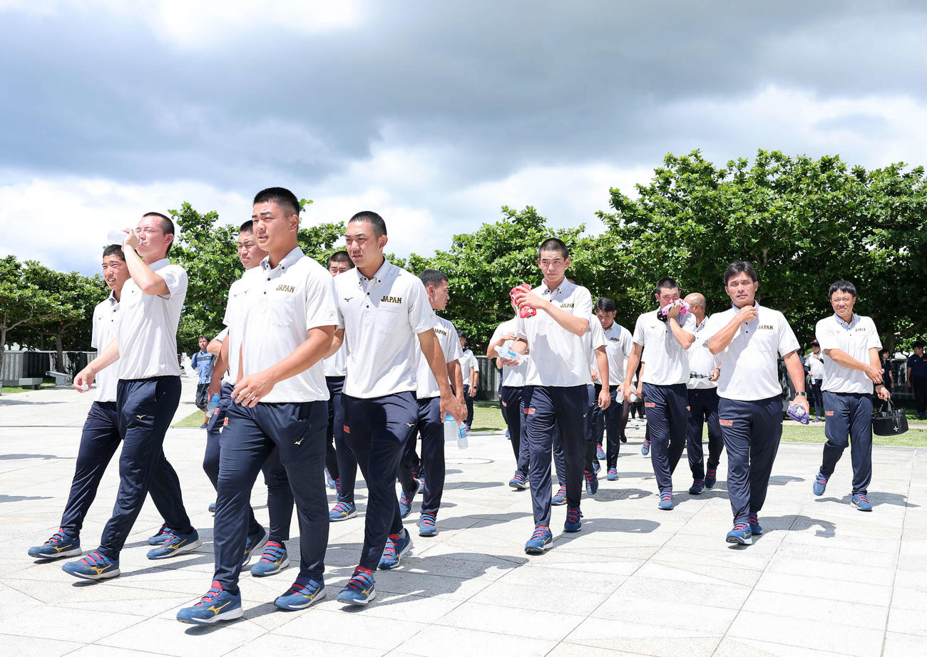平和祈念公園に訪問した高校日本代表の選手たち（撮影・鈴木正人）