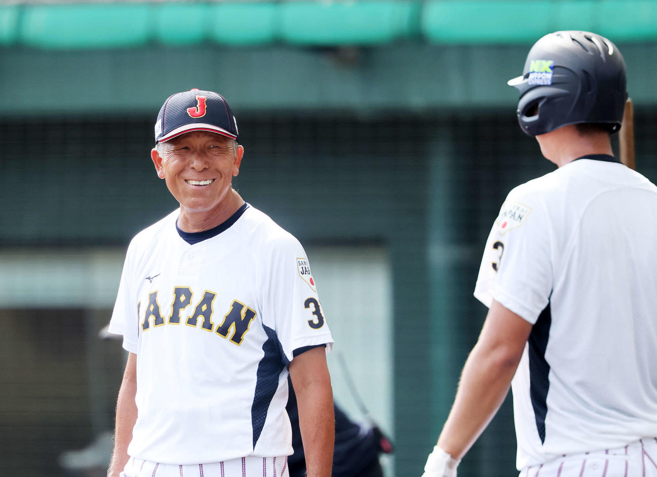 高校日本代表・今岡拓夢（右）に笑顔で話しかける小倉監督（撮影・鈴木正人）