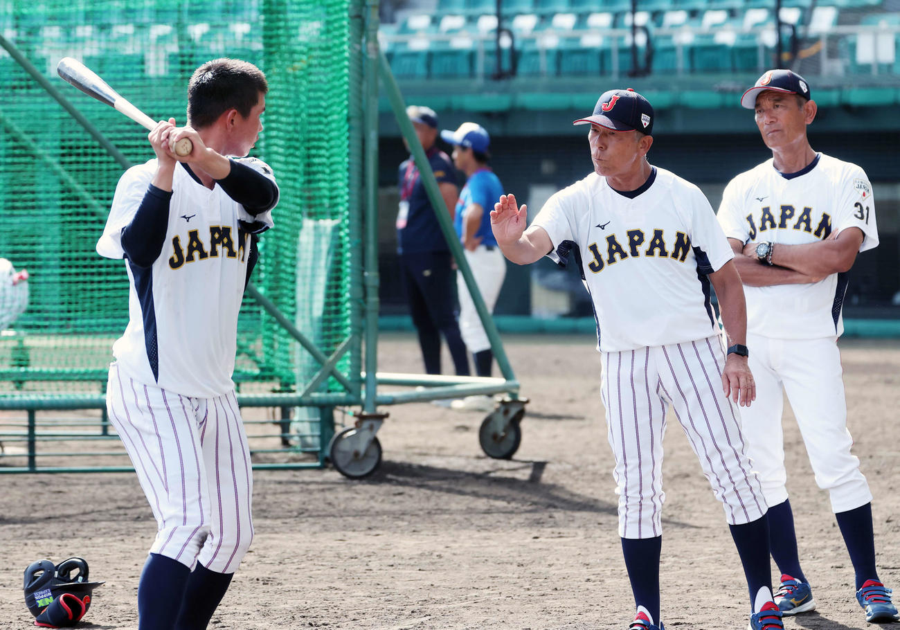 打撃指導する高校日本代表・小倉監督（中央）（撮影・鈴木正人）