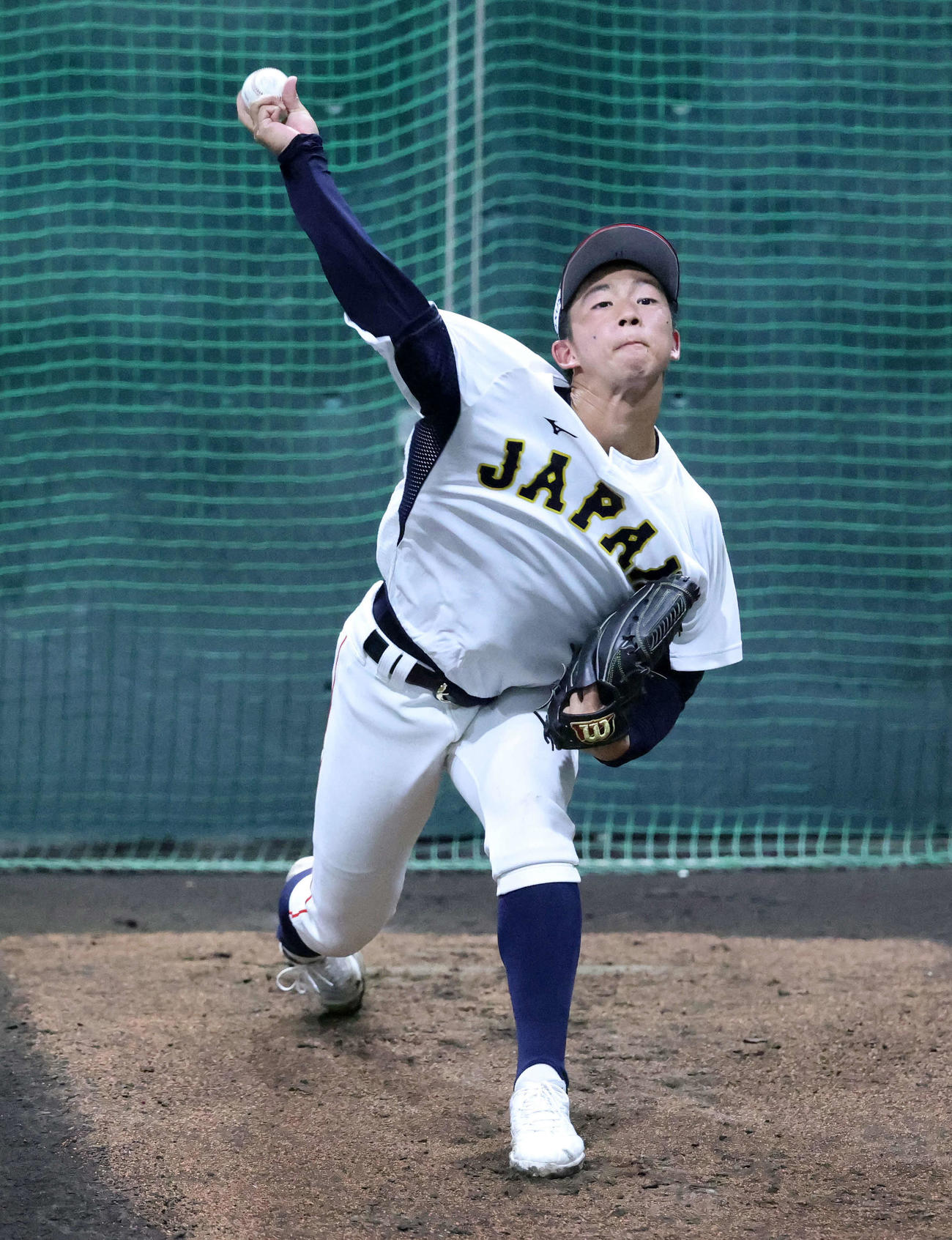 ブルペンで投球練習する高校日本代表・森下（撮影・鈴木正人）