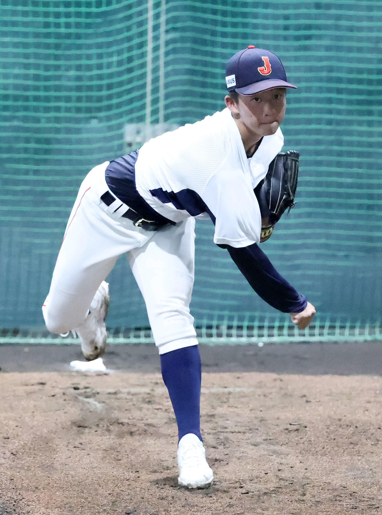 ブルペンで投球練習する高校日本代表・森下（撮影・鈴木正人）