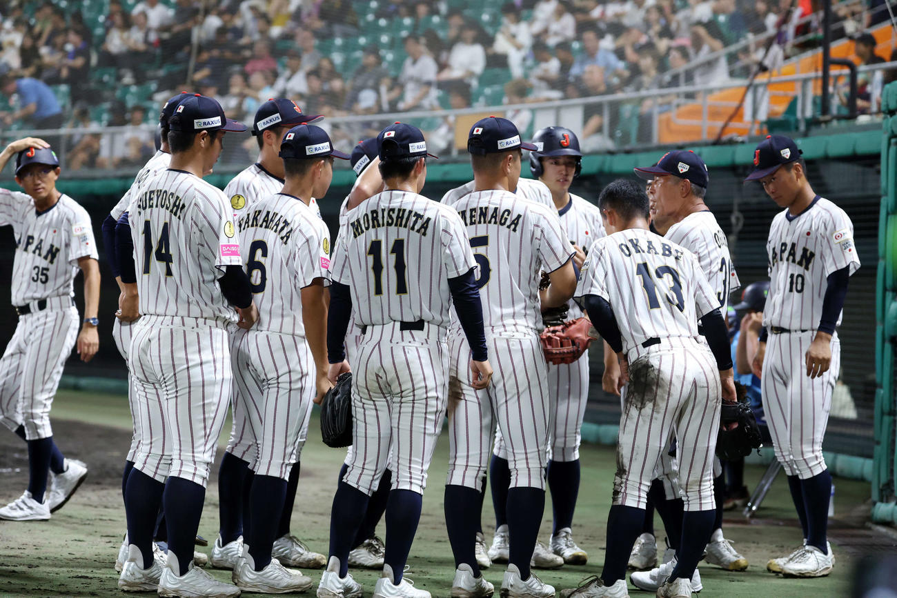 イタリア対日本　4回裏、日本・小倉監督（右から2人目）と円陣を組む選手たち（撮影・鈴木正人）