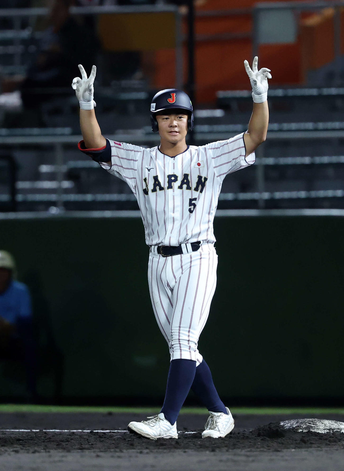 イタリア対日本　3回裏日本1死一塁、為永は右前打を放ちシーサーポーズ（撮影・鈴木正人）