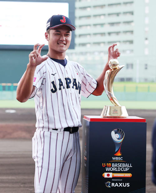 優勝トロフィーを前にシーサーポーズをする日本・阿部(撮影・鈴木正人)