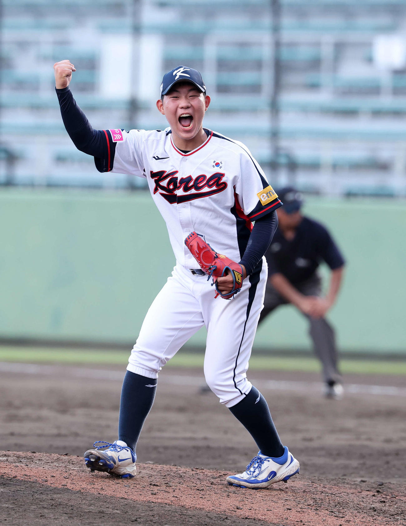 プエルトリコ対韓国　初戦を勝利しガッツポーズで雄たけびを上げる韓国・イ・テヤン（撮影・鈴木正人）