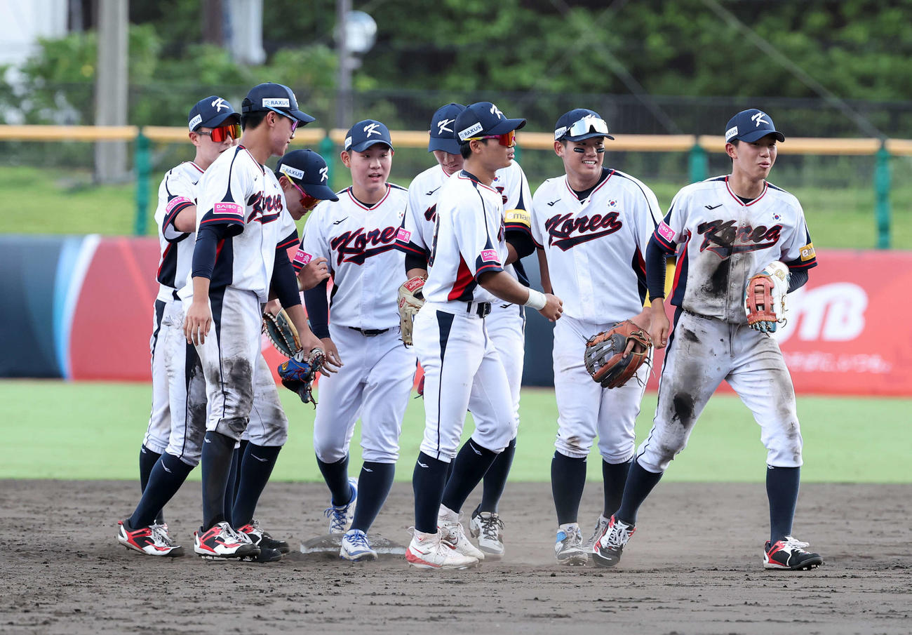 プエルトリコ対韓国　初戦を勝利した韓国の選手たち（撮影・鈴木正人）