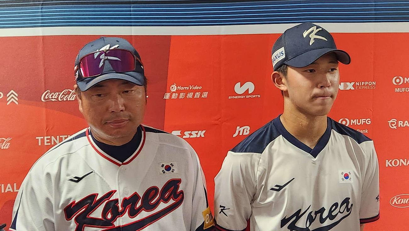 U－18W杯、初戦でプエルトリコに勝利し、取材に応じる韓国の（左から）ソク・スチョル監督とパク・ジホ（撮影・保坂淑子）
